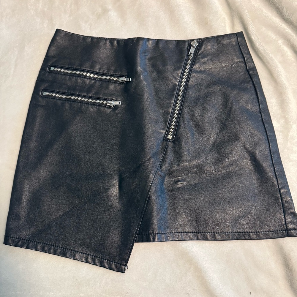 H&M Asymmetrical Black Leather Skirt with Zipper Accents. Size 2